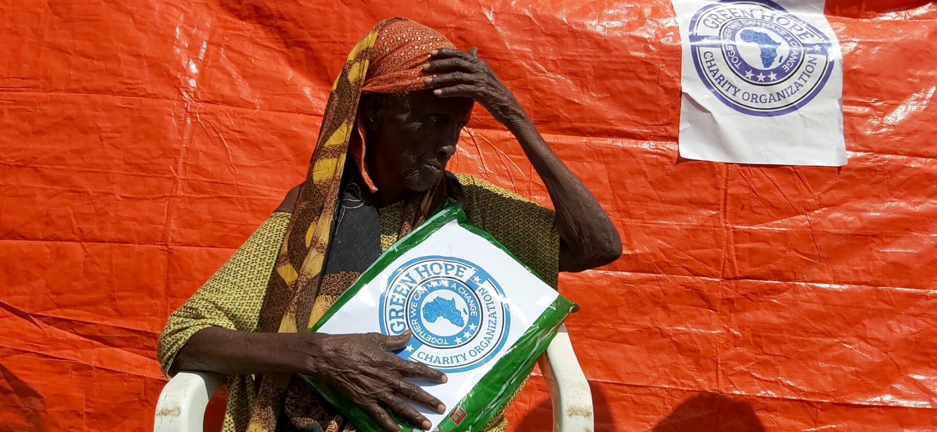 Distributing plastic shelters to IDPs in Afgoye 2021
